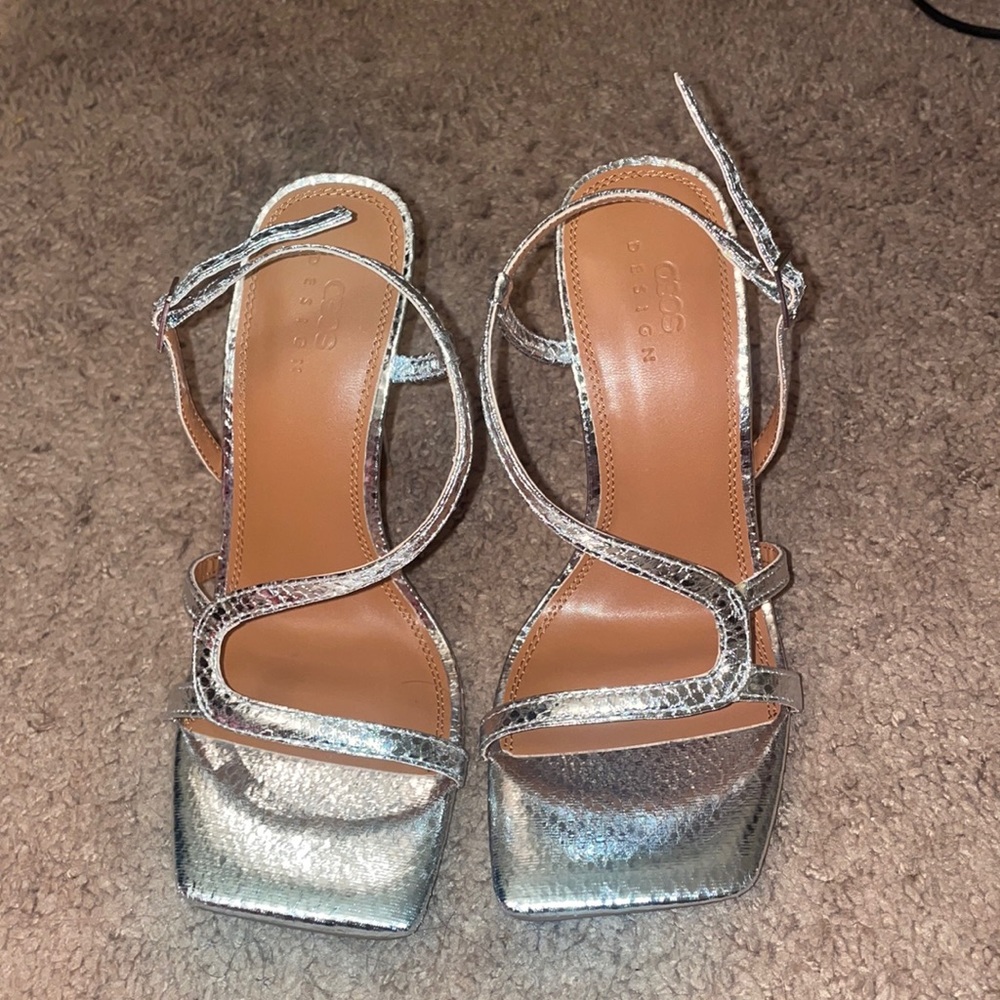 FINAAAAL SAAAALE CAUSE I’m TRAVELING 
New heels